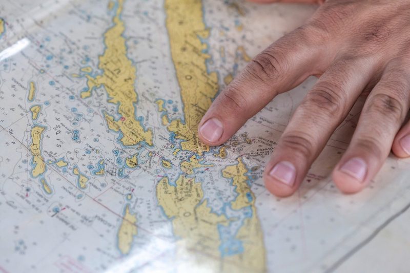 palec wskazujący miejsce na mapie świata
